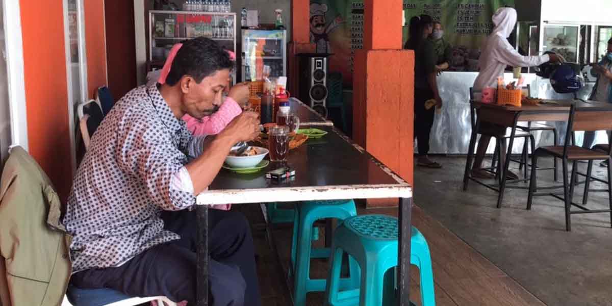 Salah satu warung makan di Jalan Budi Utomo.  Foto: Anti Patabang/Papua60detik